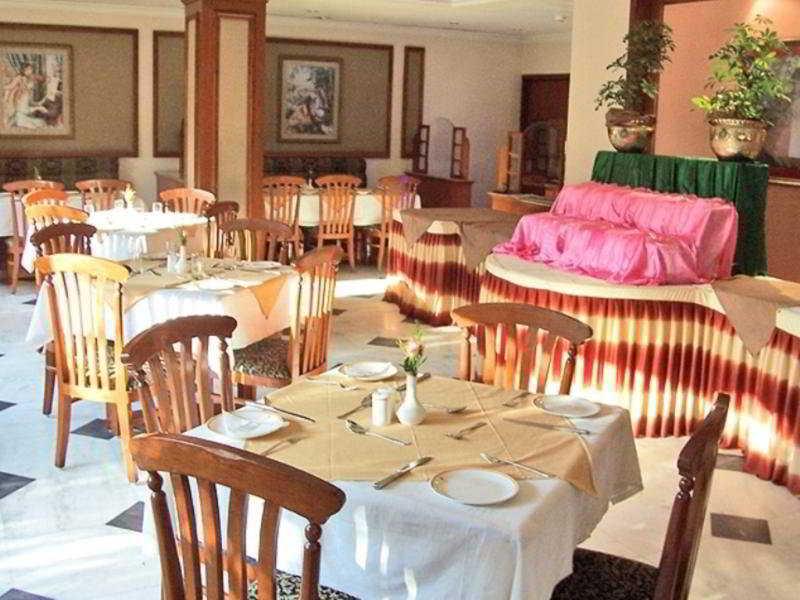 Comfort Inn Sunset Ahmedabad Restaurant photo